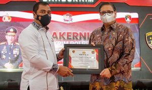 Menteri Koordinator Bidang Perekonomian Airlangga Hartarto dan Kapolri