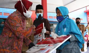 Bansos Tunai Plus Beras 10 Kg Segera Cair Bulan Ini, Begini Penjelasan Mensos! Menteri sosial Tri Rismahariani memberikan bantuan sosial secara simbolis kepada penerima manfaat PKH.