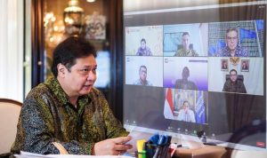 Orang yang Sudah Divaksin dan Tes PCR Akan Terditeksi Lewat Aplikasi PeduliLindungi Meteri Koordinator Bidang Perekonomian Airlangga Hartarto sedang melakukan koordinasi secara virtual dalam evaluasi rapat kerja.