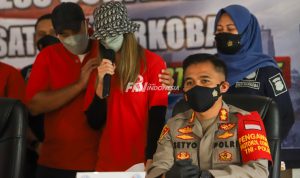 tahanan saat membacakan surat permohonan maaf saat konferensi pers di Polres Metro Jakarta Pusat, Sabtu (10/07). Nia Ramadhani dan Ardi Bakrie tampil pertama kali ke hadapan publik setelah ditangkap polisi terkait kasus narkoba. Nia Ramadhani dan Ardi Bakrie menyampaikan permintaan maaf kepada keluarga, sahabat dan rekan kerja atas keterlibatannya dalam penyalahgunaan narkoba. (Issak Ramdhani / fin.co.id)