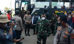 Kodam III Slw Kerahkan Puluhan Ribu Personel untuk Bantu PPKM Darurat Panglima Kodam III Siliwangi bersama Polda Jabar meninjau pelaksanaan PPKM Mikro