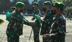 Pangdam III Siliwangi menyerahkan bantuan sosial berupa Paket Sembako untuk disalurkan kemasyarakat yang terkena dampak PPKM.