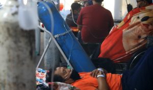 Pasien Covid-19 saat mendapat perawatan medis di dalam tenda darurat IGD RSUD Cengkareng, Jakarta Barat, Kamis (24/06/2021). (Dery Ridwansah/ JawaPos.com)