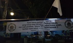 Pedagang Kaki Lima di kawasan Cikapundung sudah mengibarkan bensera putih sebagai bentuk protes terhadap kebijakan pemerintah (foto: FB)