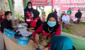 Petugas PMI yang diperbantukan jadi tenga kesehatan