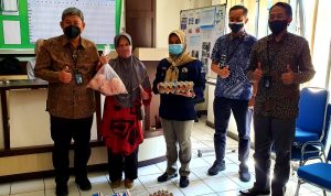 Bantuan PKH Sudah Bisa Cair! Ayo Kunjungi Bank BNI dan Agenya Pimpinan CABANG BNI Kota Bandung H. Irwansyah Kusumah Putra menyerahkan bantuan secara simbolis kepada Keluarga Penerima Manfaat (KPM).