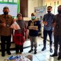 Pimpinan CABANG BNI Kota Bandung H. Irwansyah Kusumah Putra menyerahkan bantuan secara simbolis kepada Keluarga Penerima Manfaat (KPM).