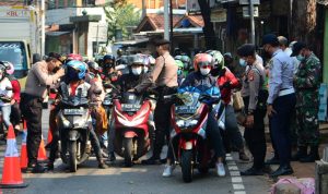 Petugas Harusnya Evaluasi Kebijakan Penutupan Jalan yang Picu Kerumunan di Jalur Alternatif