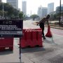 Anggota Kepolisi memberhentikan pengendara yang ingin melintas jalan Sudirman saat berlangsungnya Pemberlakuan Pembatasan Kegiatan Masyarakat (PPKM) Darurat di kawasan Bundaran Senayan, Jakarta, Sabtu (3/7). Mulai hari ini pemerintah melakukan PPKM Darurat di sejumlah daerah sebagai upaya memutus rantai penyebaran Covid-19 yang terus meningkat. (Issak Ramdhani / fin.co.id)