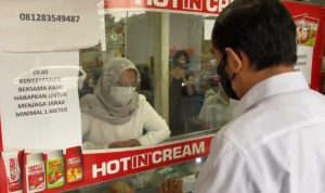 Presiden Joko Widodo mendatangi apotek untuk menanyakan stok obat terapi Covid-19