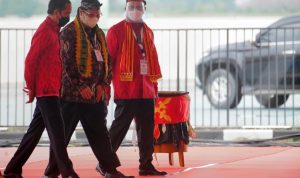 Presiden Joko Widodo sedang berbincang dengan menteri koordinator bidang ekonomi Airlangga Hartarto