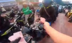 Pria Misterius Bagi-bagikan Uang Jutaan Rupiah Kepada Pengendara di Lampu Merah Cihampelas Pria Misterius bagi bagikan uang di Kota Bandung