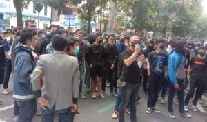 Ratusan pedagang ponsel di Bandung Elecktronik center (BEC) ikut turun ke jalan menolak PPKM Darurat diperpanjang.