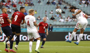 Thomas Delaney (menyundul) saat laga melawan Ceko. Foto: Twitter @EURO2020