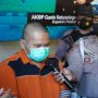 Aktivis antinarkoba yang mengeklaim khilaf mengonsumsi sabu-sabu selama dua bulan. Foto: Humas Polres Pelabuhan Tanjung Perak.