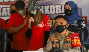 Sesali Pakai Narkoba, Tangis Nia Ramadhani Pecah Nia Ramadhani, Ardi Bakrie dan sopirnya ZN pakai baju tahanan diperlihatkan ke publik. Foto: Issak Ramdhani/FIN