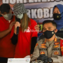 Sesali Pakai Narkoba, Tangis Nia Ramadhani Pecah Nia Ramadhani, Ardi Bakrie dan sopirnya ZN pakai baju tahanan diperlihatkan ke publik. Foto: Issak Ramdhani/FIN