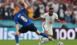 Raheem Sterling (kanan) saat laga melawan Italia. Foto: Twitter @EURO2020