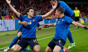 Federico Chiesa (kiri) saat melakukan selebrasi. Foto: Twitter @EURO2020