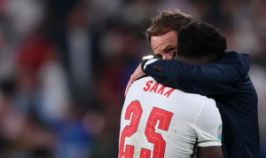 Bukayo Saka Dirundung, Arsenal Pasang Badan Bukayo Saka mendapat pelukan hangat dari Pelatih Gareth Southgate. Foto: @arsenal