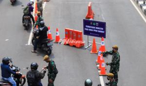 Dok: Kemacetan lalu lintas kendaraan menuju underpass Mampang, Jakarta, Kamis (15/07). Personel gabungan Polda Metro Jaya, Kodam Jaya, dan Pemprov DKI menambah titik penyekatan selama Pemberlakuan Pembatasan Kegiatan Masyarakat (PPKM) Darurat di Ibu Kota Jakarta, menjadi 100 titik. (Issak Ramdhani / fin.co.id)