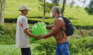 Patut Jadi Contoh! ASN Pemprov Jabar Bagikan 7.946 Sembako Seorang ASN dari Dinas Pemberdayaan Masyarakat Desa (DPM Desa) memberikan paket sembako kepada warga desa yang ditemuinya langsung di pelosok daerah