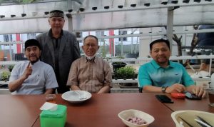 Setya Novanto (kanan) ketika berada di Lapas sukamiskin terlihat ada ponsel di depannya.