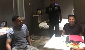 Setya Novanto sedang bercengkrama dengan sesama Napi lainnya. Tampak sebelah kiri Nazarudin yang tersandung kasus Wisma Atlet.