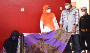 Wakil Gubenur Uu Ruzhanul ulum melihat kreatifitas produksi kerajinan dari penyandang Disacilitas.