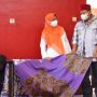 Wakil Gubenur Uu Ruzhanul ulum melihat kreatifitas produksi kerajinan dari penyandang Disacilitas.