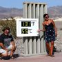 Gelombang Panas Landa Amerika, Suhunya Mencapai 130 Derajat Fahrenheit Wisatawan menunjukan suhu di Taman Nasional Death Valley pada yang mencapai suhu terpanas yang tercatat di Bumi setidaknya sejak 1913, (Foto: Mario Tama/Getty Images)