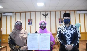 Emma Dadang Supriatna Dikukuhkan Sebagai Bunda FAD Kabupaten Bandung Emma Dety Dadang Supriatna (tengah).