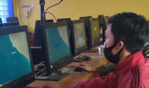 Tim operator SMP Negeri 1 Cicalengka saat lakukan proses pengiriman data siswa untuk PPDB 2021 tahap satu jalur prestasi, beberapa waktu lalu. (Yanuar Baswata/Jabar Ekspres).