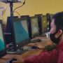 Tim operator SMP Negeri 1 Cicalengka saat lakukan proses pengiriman data siswa untuk PPDB 2021 tahap satu jalur prestasi, beberapa waktu lalu. (Yanuar Baswata/Jabar Ekspres).
