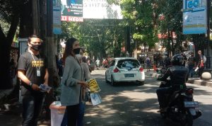 Tetap Berburu Rezeki di Masa PPKM, Para Karyawan BEC Tawarkan Dagangannya di Pinggir Jalan Tetap Berburu Rezeki di Masa PPKM, Para Karyawan BEC Tawarkan Dagangannya di Pinggir Jalan