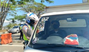 Anggota kepolisian jajaran Polres Sumedang saat lakukan pengecekan syarat melewati Pos Penyekatan PPKM Darurat di Parakanmuncang, Kecamatan Cimanggung, Kabupaten Sumedang pada Senin (5/7). (Yanuar Baswata/Jabar Ekspres)