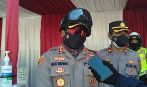 Kapolres Sumedang, AKBP Eko Prasetyo Rubbyanto (kiri) didampingi Kapolsek Cimanggung, Kompol Herdis Suhardiman (kanan) di Pos Penyekatan wilayah Parakanmuncang Kecamatan Cimanggung, Senin (5/7). (Yanuar Baswata/Jabar Ekspres)