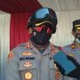 Kapolres Sumedang, AKBP Eko Prasetyo Rubbyanto (kiri) didampingi Kapolsek Cimanggung, Kompol Herdis Suhardiman (kanan) di Pos Penyekatan wilayah Parakanmuncang Kecamatan Cimanggung, Senin (5/7). (Yanuar Baswata/Jabar Ekspres)