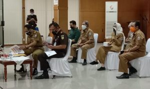 PPKM Darurat di Kota Cimahi, Anak-anak Bermain Tanpa Masker Kegiatan Rakor implementasi PPKM Darurat yang diikuti oleh Pemkot Cimahi, Aula Gedung A, Senin (5/7). (Intan Aida/Jabar Ekspres)