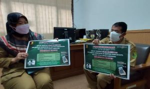 Plt Kepala Disdukcapil Asep Hendia memperlihatkan pengumuman penutupan tatap muka langsung hingga dua pekan kedepan. (Yully S Yulianty/Jabar Ekspres)