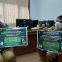 Plt Kepala Disdukcapil Asep Hendia memperlihatkan pengumuman penutupan tatap muka langsung hingga dua pekan kedepan. (Yully S Yulianty/Jabar Ekspres)