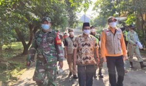 Plt. Camat Tapos, Anwar Nasihin (tengah) (ist.)