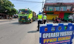 Pelaksanaan penyekatan kendaraan dari luar kota di gerbang tol Padalarang, KBB. (Ilustrasi)