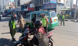 Tim Gabungan saat lakukan Patroli Disiplin Prokes di depan kantor Kecamatan Cicalengka, Kabupaten Bandung pada Selasa (6/7).