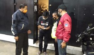 Ilustrasi/Petugas Gabungan memberikan peringatan kepada seorang warga.