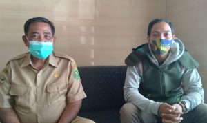 Kasi Pemerintahan Desa Tenjolaya, Wawan Sumana (kiri) bersama Ketua RW04, Handi Basyarah (kanan) saat ditemui di kantor desa, Selasa (6/7). Yanuar Baswata/Jabar Ekspres.