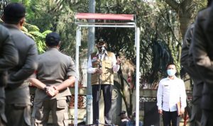 5 Hari PPKM Darurat, Ngatiyana Sebut Kasus Covid-19 di Cimahi Tak Melonjak Plt. Wali Kota Cimahi, Ngatiyana memimpin apel sidak pelaksanaan PPKM Darurat, Alun-Alun Cimahi, Rabu (7/7). (Intan Aida/Jabar Ekspres)