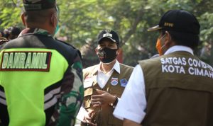Plt. Wali Kota Cimahi, Ngatiyana berinteraksi langsung dengan petugas satgas dan TNI dalam pelaksanaan Apel PPKM Darurat, Alun-Alun Cimahi, beberapa waktu lalu. (Intan Aida/Jabar Ekspres)