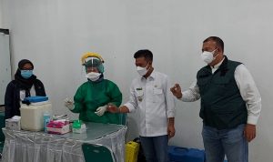 Selesai Jalani Vaksinasi, Masyarat di Pemkab Bandung Bakal Diberi Sembako Bupati Bandung Dadang Supriatna dan Anggota DPR RI dari Fraksi PKB memantau pelaksanaan vaksin di Ponpes Sa'adatuddaroin, Solokanjeruk, Kabupaten Bandung, Rabu (7/7). (Yully S Yulianty/Jabar Ekspres)