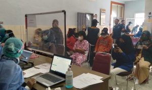 Mantap, Vaksinasi di Desa Cikuya Bandung Meningkat, Ini Penyebabnya Situasi saat berlangsungnya vaksinasi di Desa Cikuya, Kecamatan Cicalengka, Kabupaten Bandung pada Rabu (7/7). (Yanuar Baswata/Jabar Ekspres)